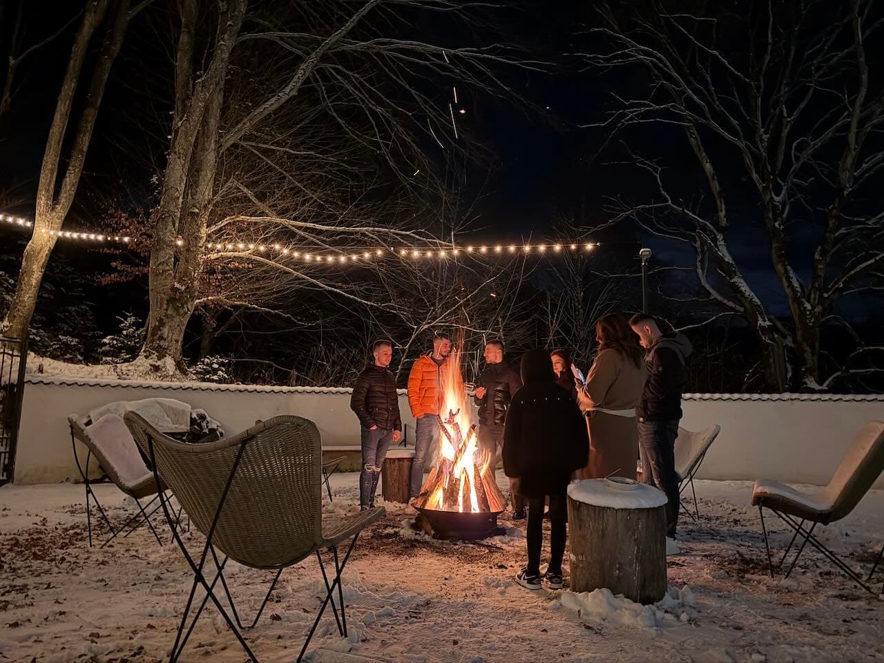 Firepit pe terasă, seara